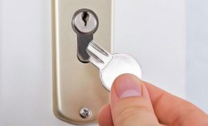 Comment retirer une clef cassée dans la serrure ?