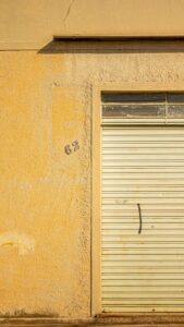 cadre de fenêtre en bois blanc avec stores blancs