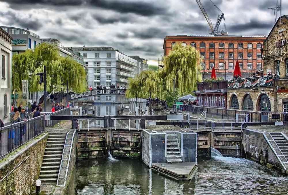 Canal urbain avec écluses et bâtiments