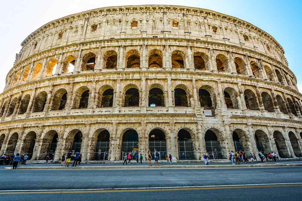 Le Colosseum romain majestueux avec des visiteurs au premier plan Le Colosseum romain majestueux avec des visiteurs au premier plan