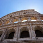 Le Colisée de Rome vu de bas arches et ciel bleu