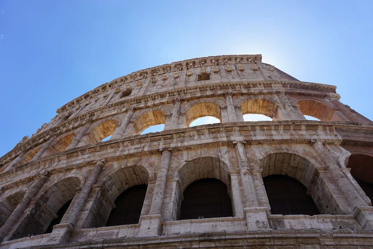 Le Colisée de Rome vu de bas arches et ciel bleu